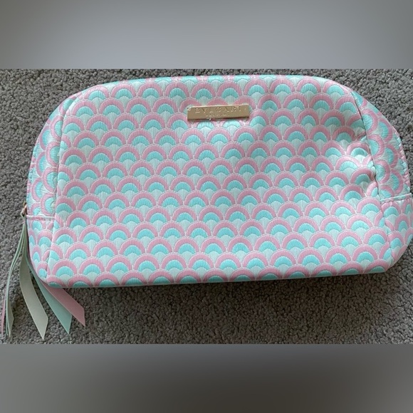 BVLGARI Pastel Pink & Blue Cosmetic Bag w/Shampoo - Picture 10 of 15